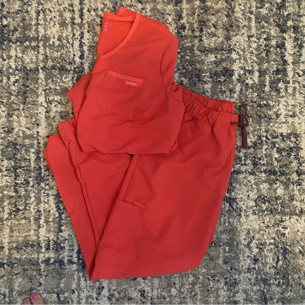 jaanu scrub set